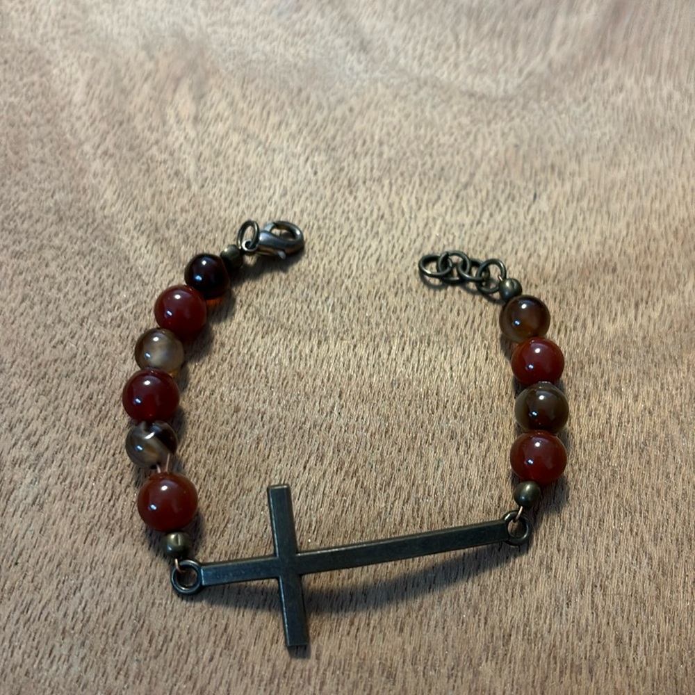 Cross bracelet reddish glass beads 7”